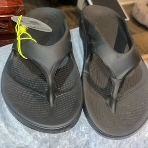 NWT OOFOS FLIP FLOPS 10